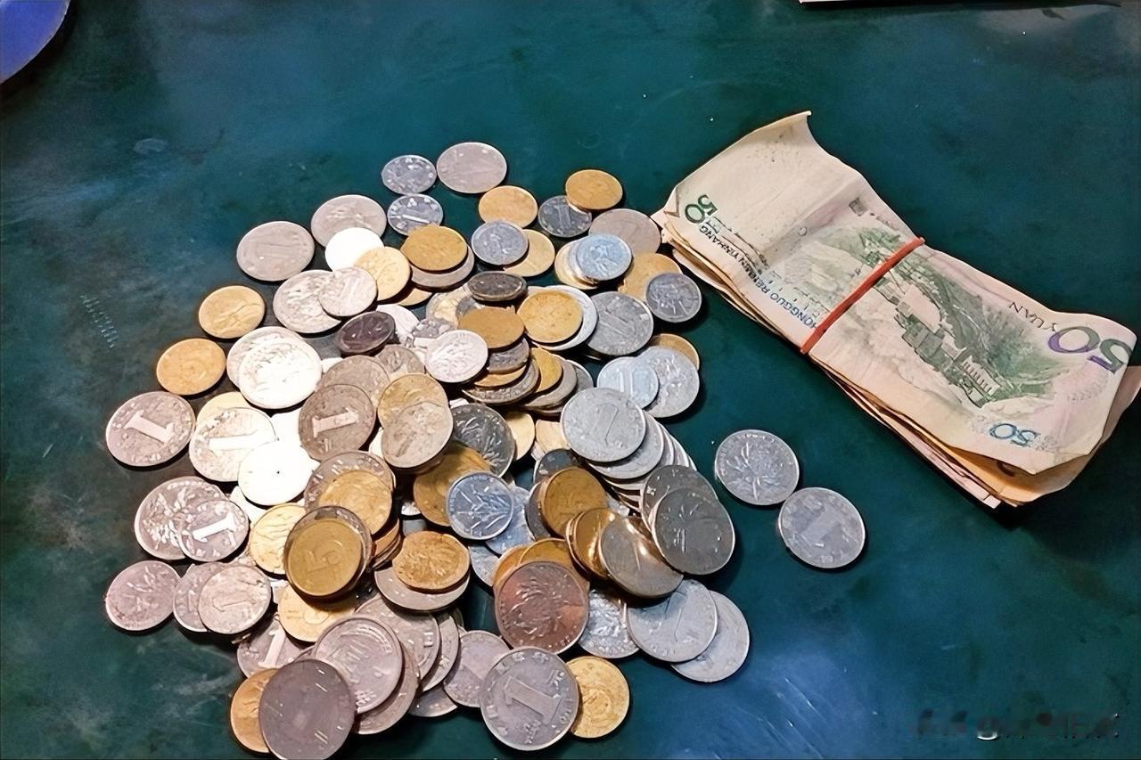 有钱人很抠的，他们会把钱花在该花的地方，相反没钱的人，反正花钱地方不多，只能装穷