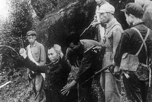 1951年三百七十名特务伪装解放军，民兵为何看胸标当场识破？1951年，国民党潜