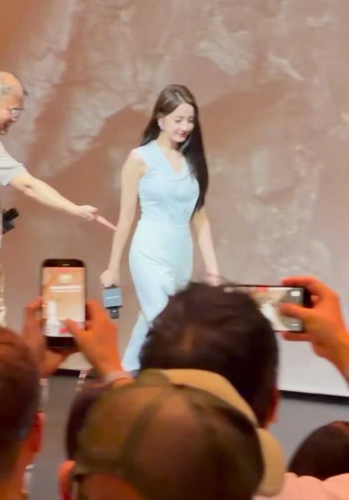 迪丽热巴美如天神一般迪丽热巴顶光都这么美全场目光都追随着迪丽热巴，一出场便牢牢抓
