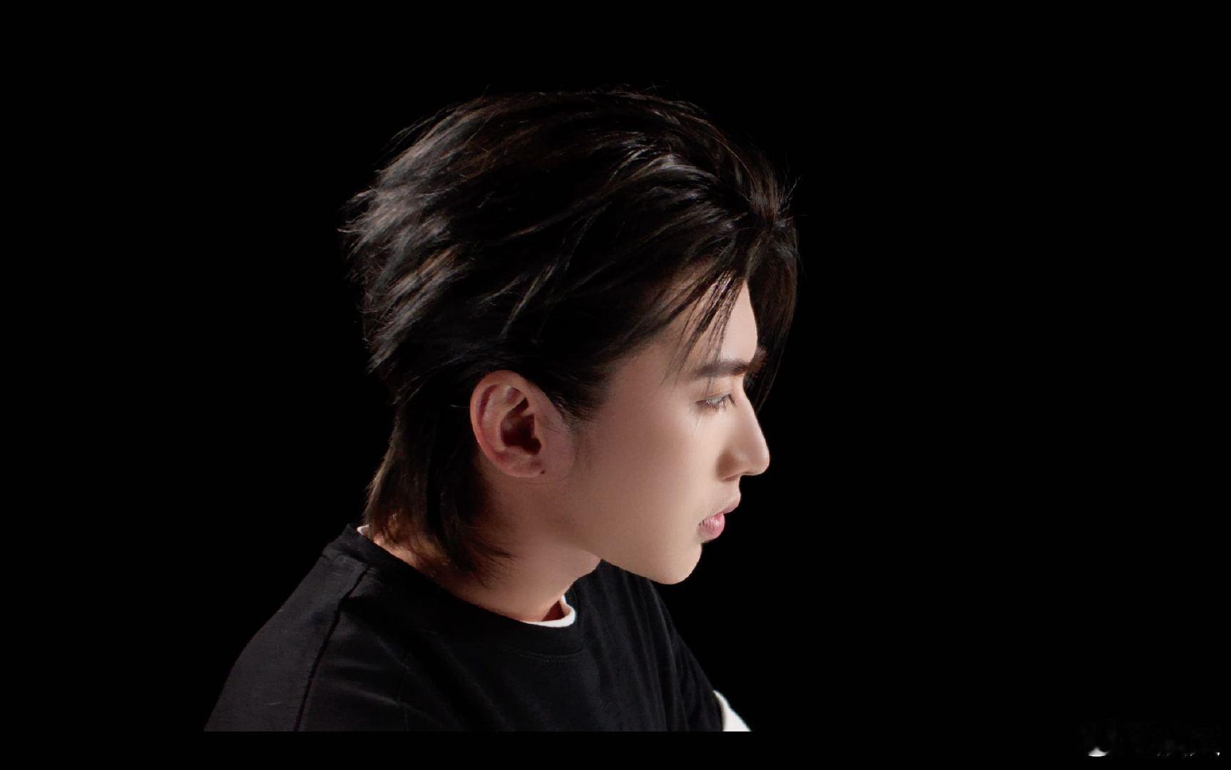 蔡徐坤的运动系质感美学蔡徐坤同款氛围感来了：轻快上脚、线条利落，穿上就把“干净高