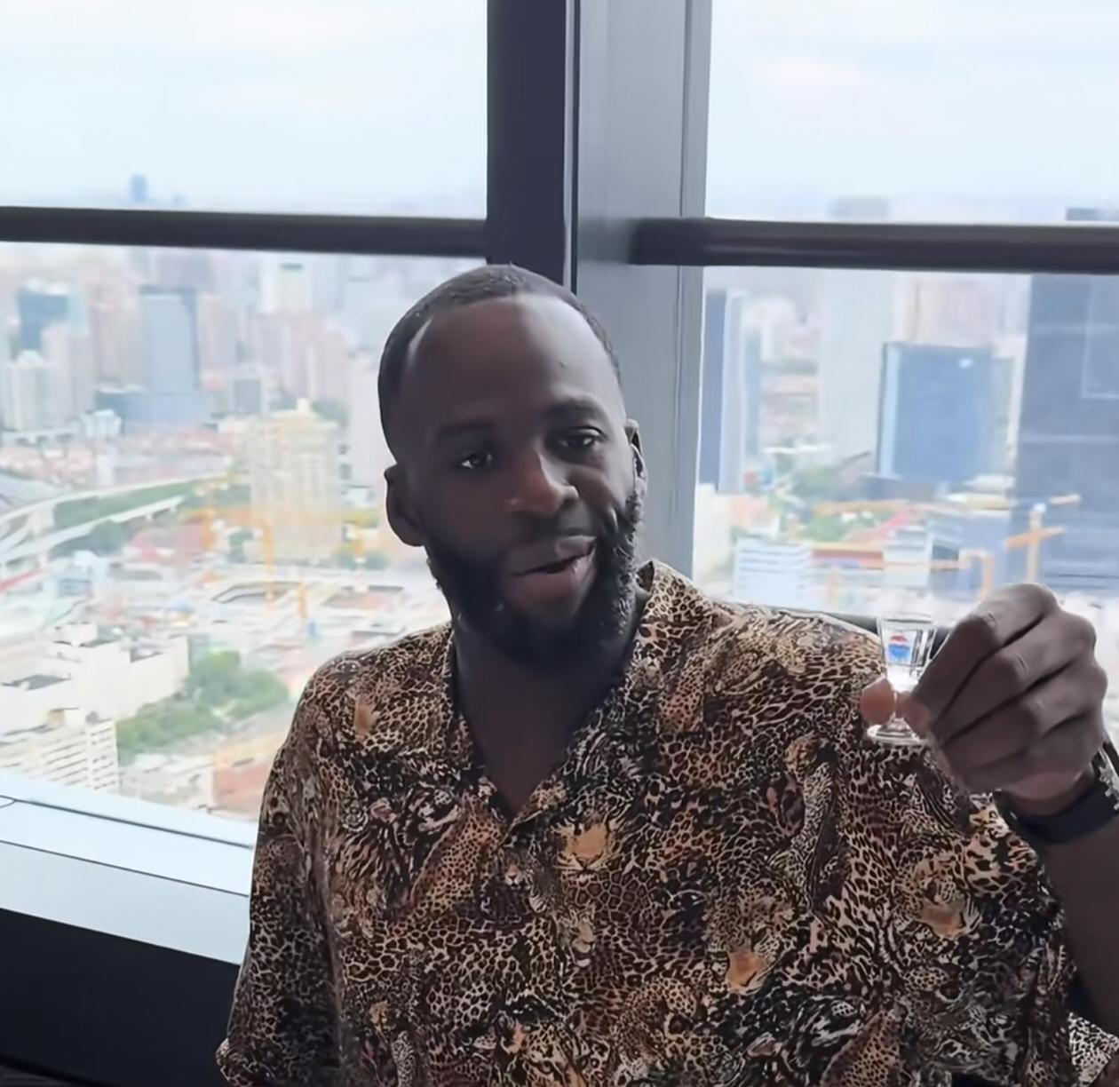 入乡随俗！NBA球星来中国也要敬酒！

NBA球星追梦格林来中国后入乡随俗，他在