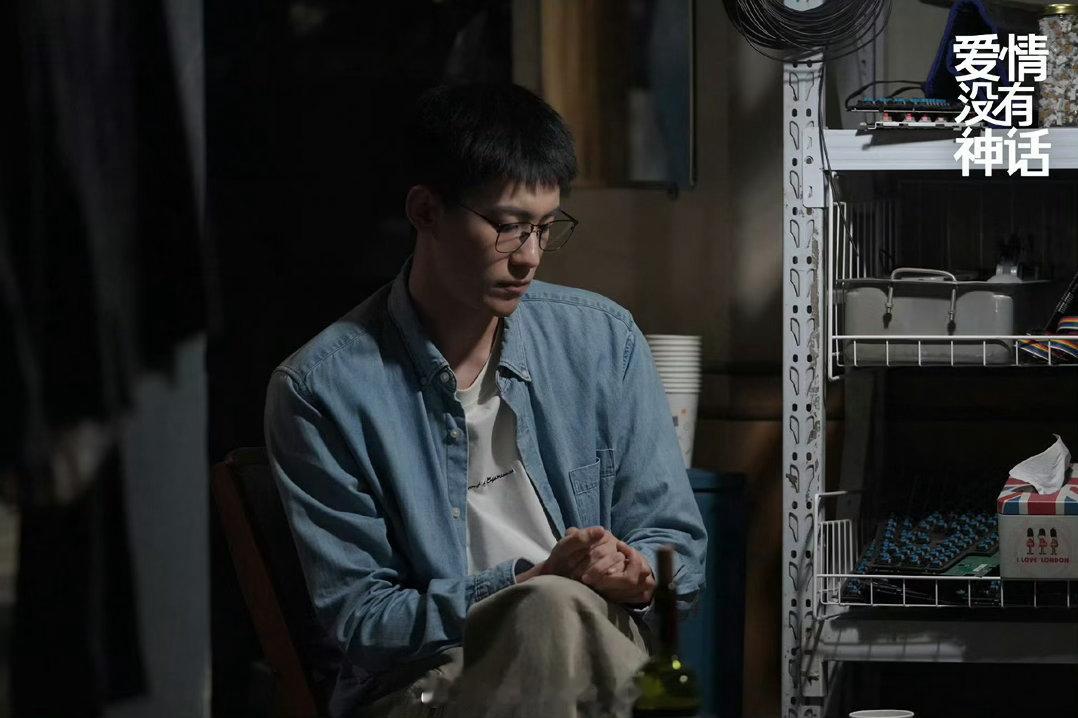 晏紫东床戏这段看出工伤 他对展翘说“我是你的”的时候，是真的。他在床上对别人说“