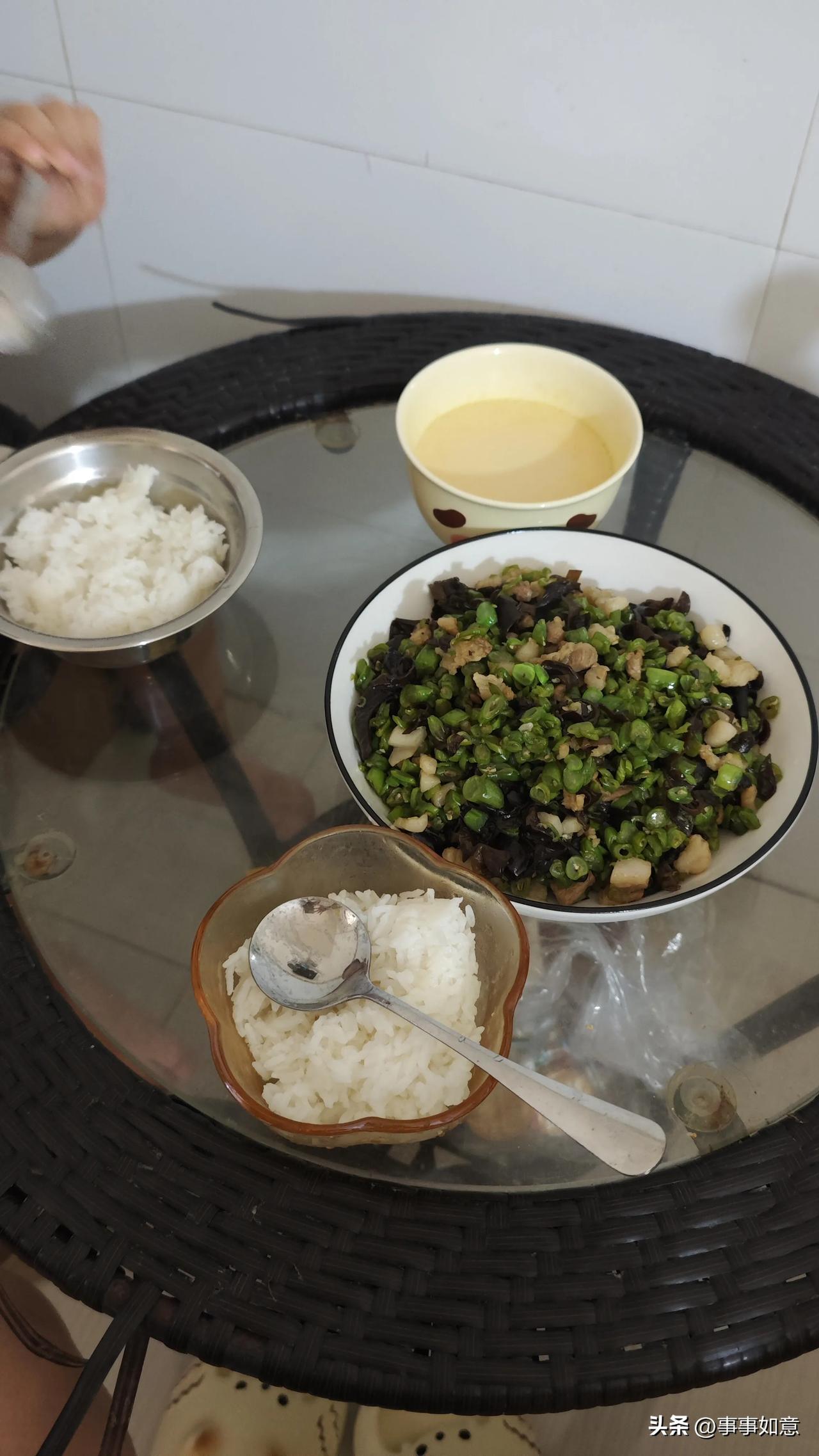 自从有了这神兽饭要天天做
外面的吃不惯
​菜还要切碎碎的才吃
​大一点就不吃[撇