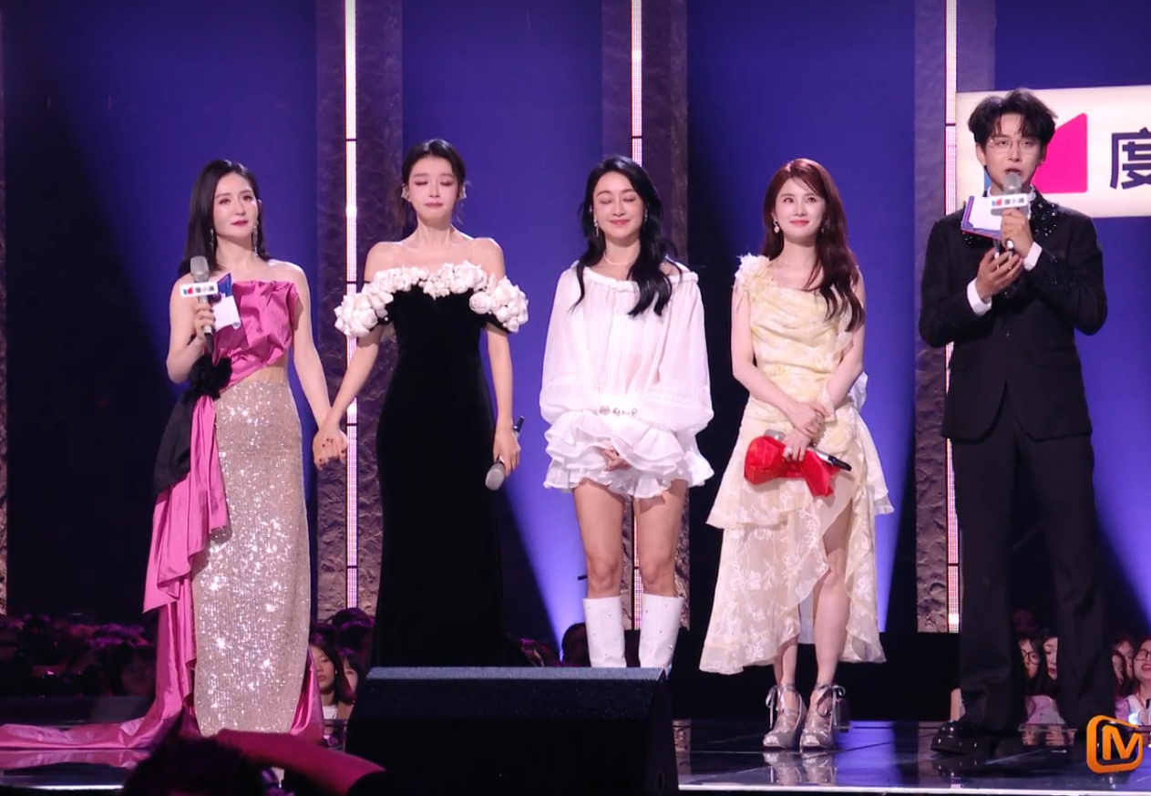 看孙怡哭了，我都看得泪目了。。。。。浪姐一公直播