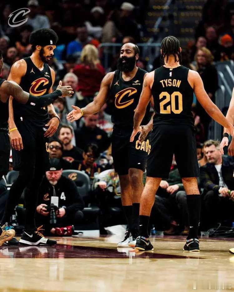 北京时间2月12日，NBA常规赛骑士主场对阵奇才，哈登迎来骑士生涯主场首秀。骑士