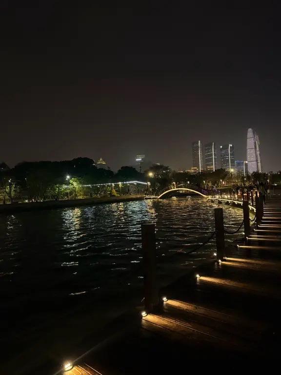 体彩小姐姐 河边城市夜景 分享我拍的湖边夜景