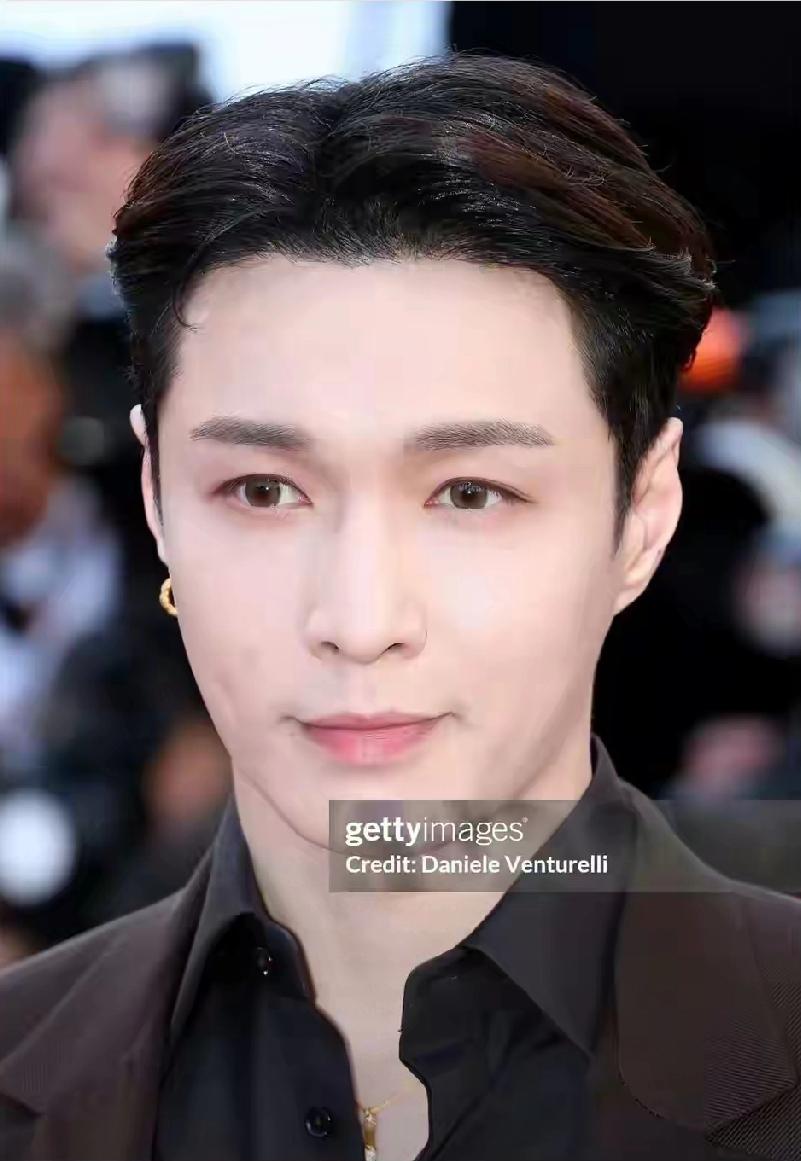 排面拉满！戛纳红毯华语群星闪耀，张艺兴解锁重磅新身份
 
       戛纳电影