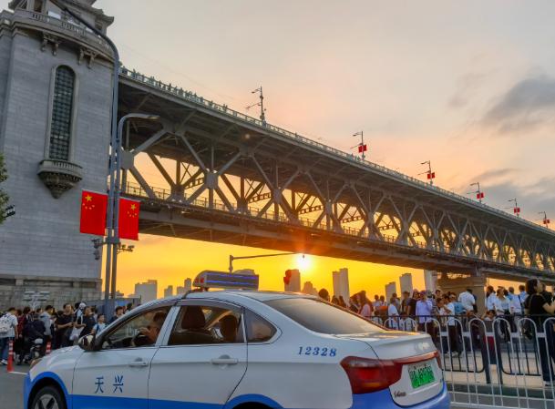 中国发展到了什么程度？14多亿人口，没有宗教种族冲突，粮食基本自给自足，每个孩子