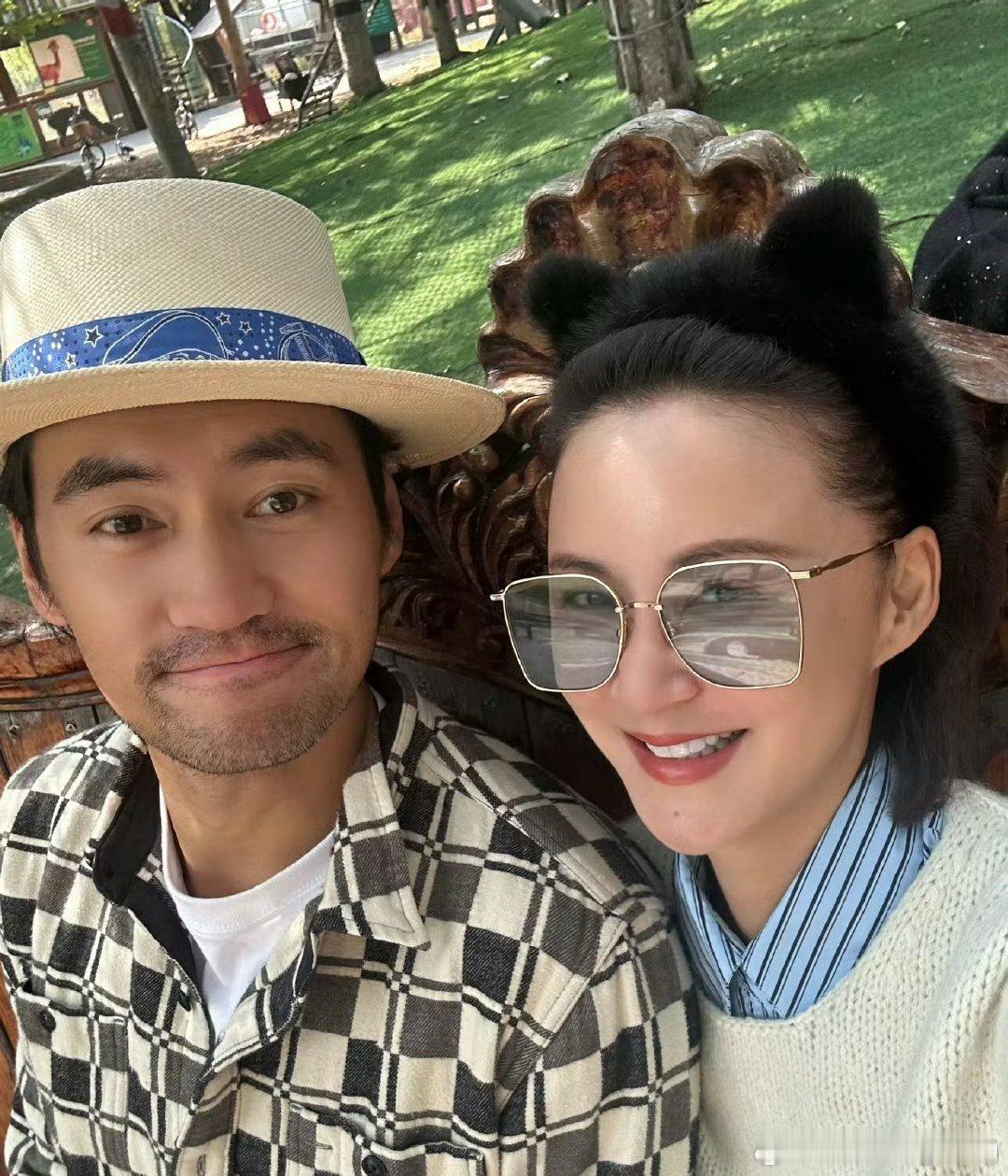 张歆艺晒一家三口旅游照！10月9日，演员张歆艺在社交平台分享一组家人假期出游的照