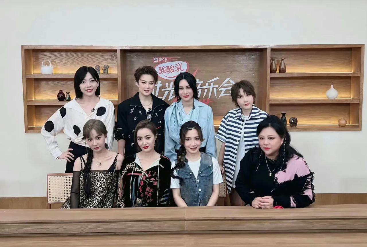 06届超女集结在《时光音乐会》，这是唯独少了谭维维啊！
尚雯婕，刘力扬，厉娜，韩