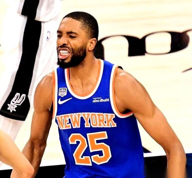 NBA总决赛，马刺主场打尼克斯这场，彻底变味了。
尼克斯当家球星布伦森，突破进去