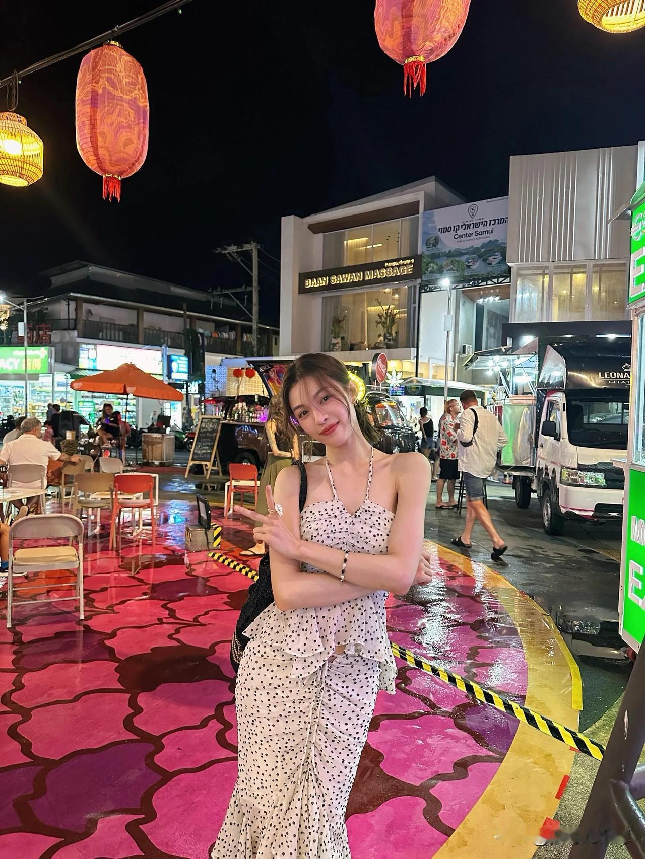 继钟楚曦在情人节官宣恋情后，晚间又在社交媒体上发布了一组外出旅游的照片。看她旁边