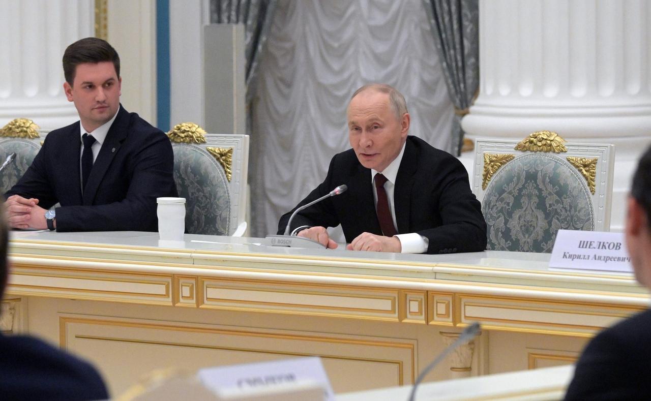 俄罗斯总统弗拉基米尔·普京在克里姆林宫叶卡捷琳娜厅会见了第五届青年科学家大会的与