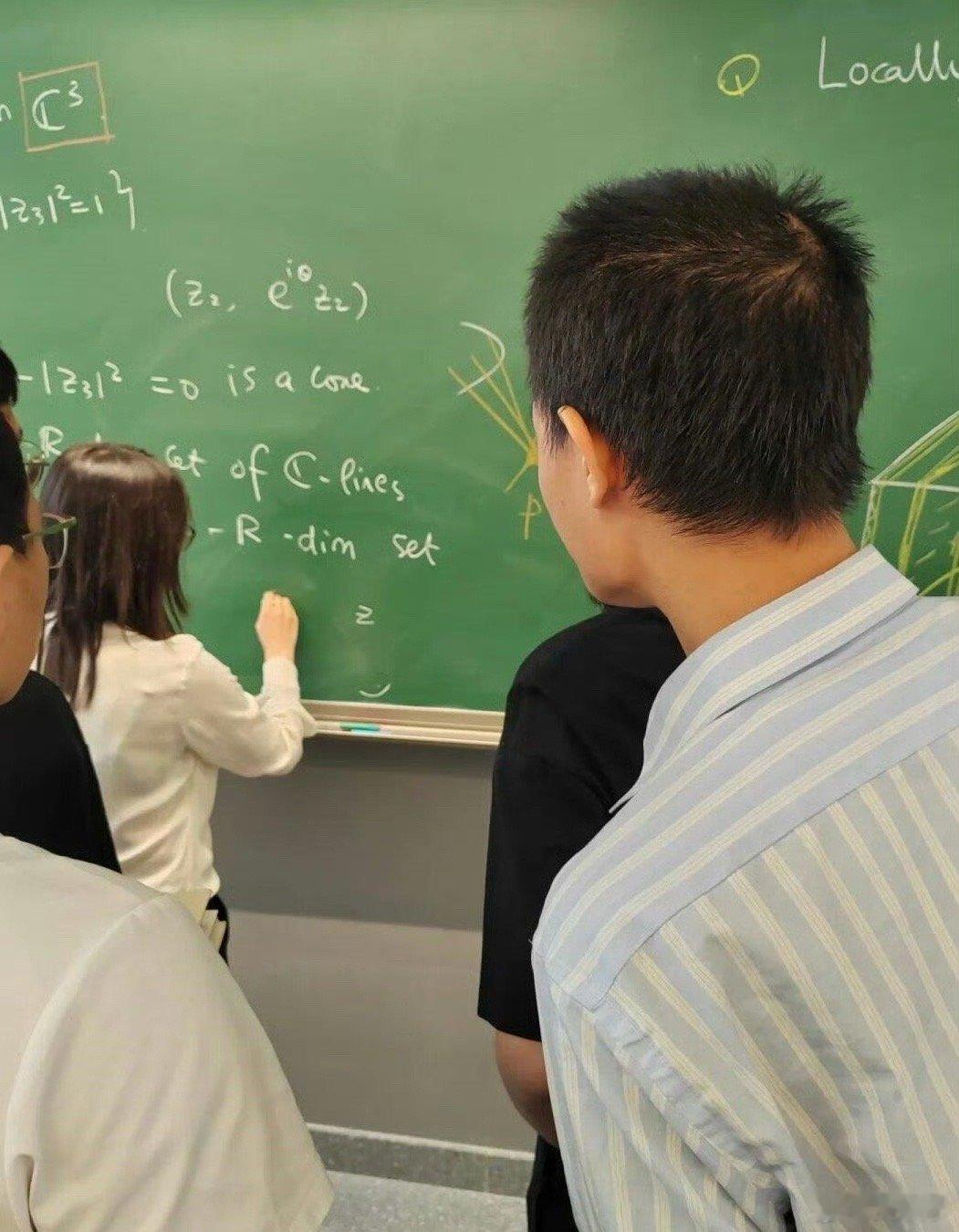 韦东奕与王虹同框讨论数学问题真正的数学大师还是韦神，韦神只是来看看热闹交流交流。