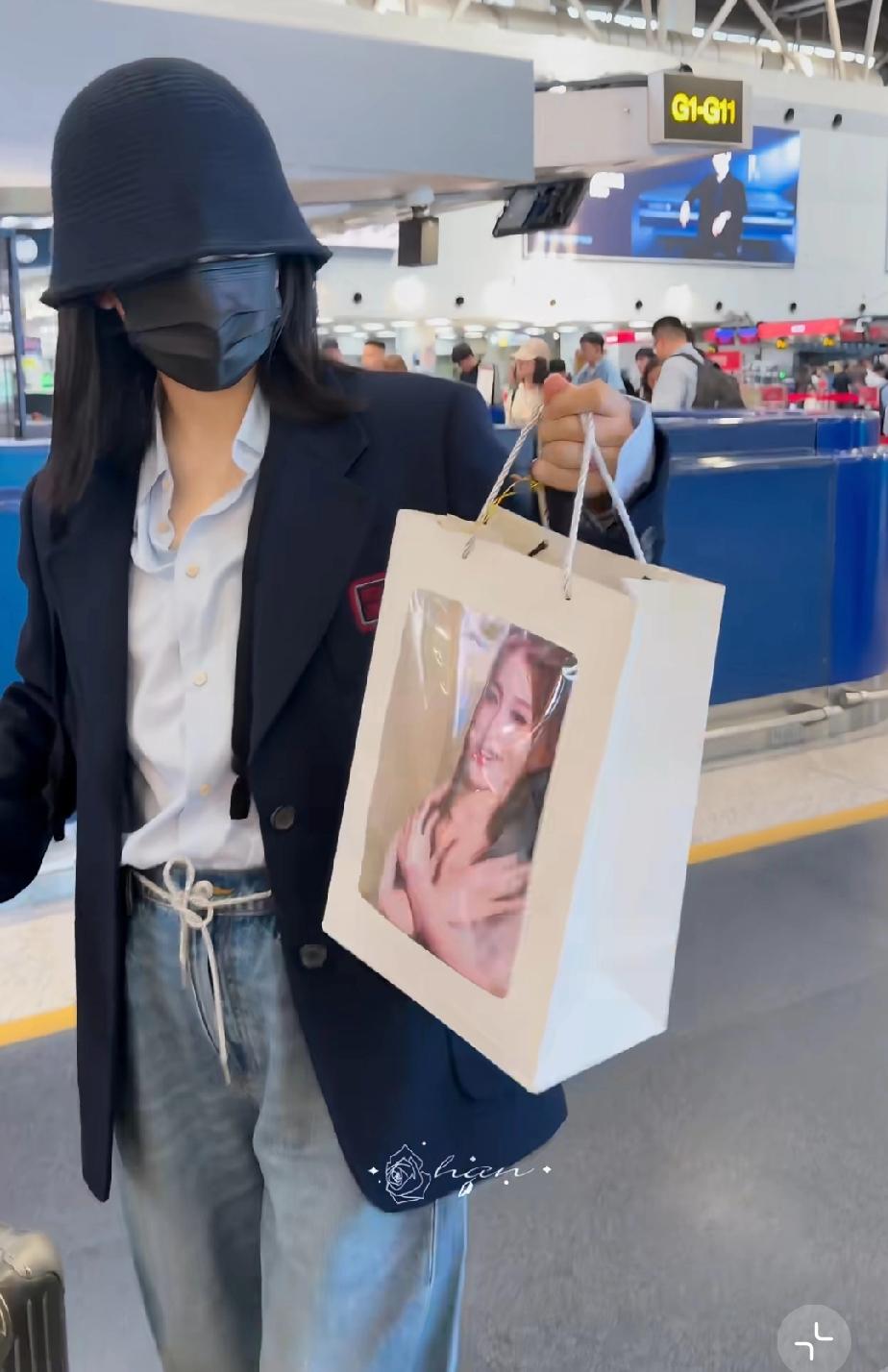 谢娜在机场遇到一个李小冉的粉丝，还让谢娜帮她把送给李小冉的礼物带给李小冉，谢娜笑