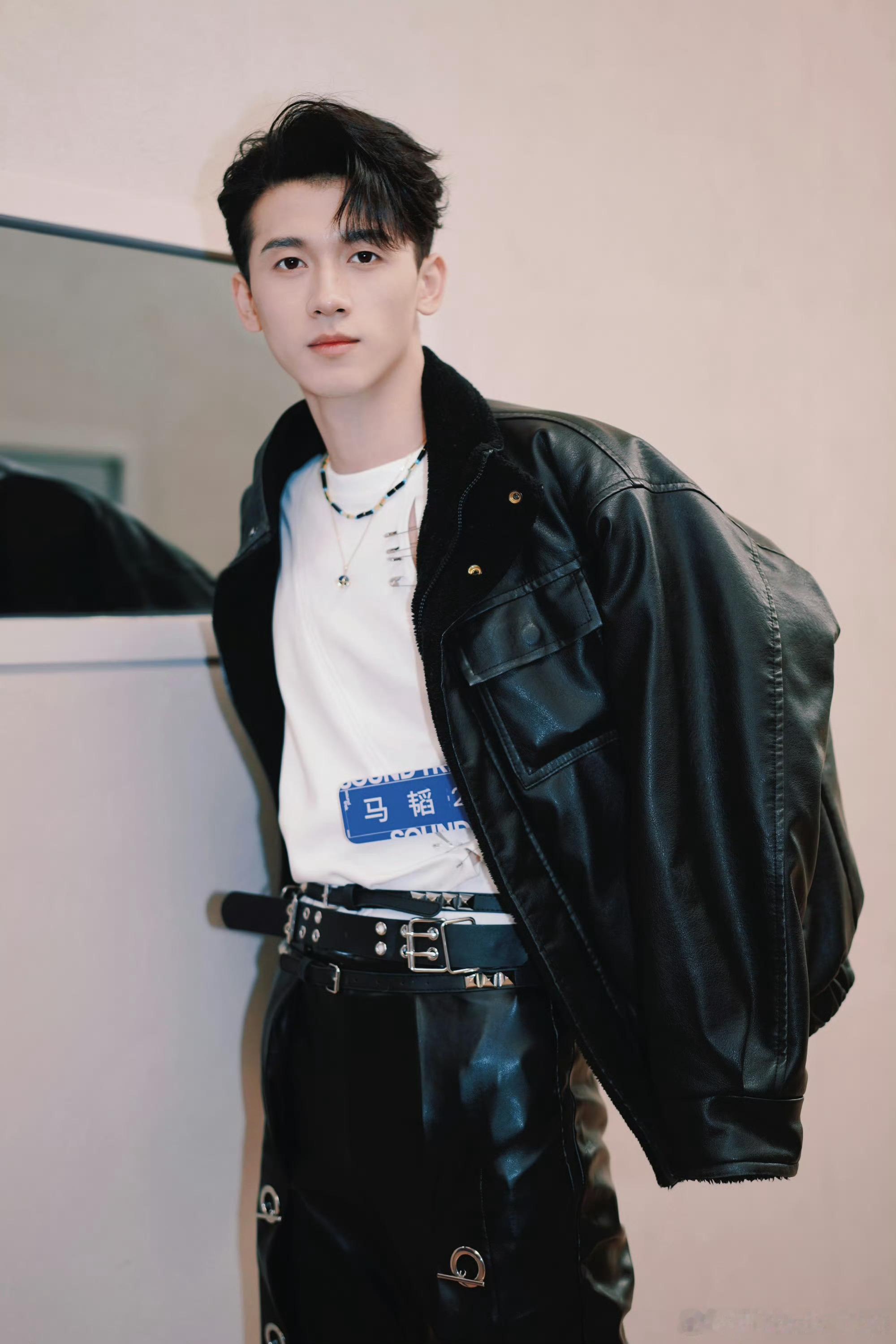 谁都走不出这个大花轿就问你谁能走出这个大花轿啊，前有易烊千玺，后有张艺兴，现在选