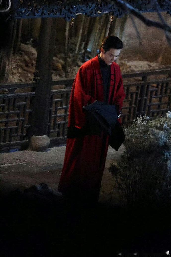 #别家男主纸片人沈之衡是藕片人# 哈哈哈，冰雪谣里的沈之衡真是个奇葩男主啊！别人