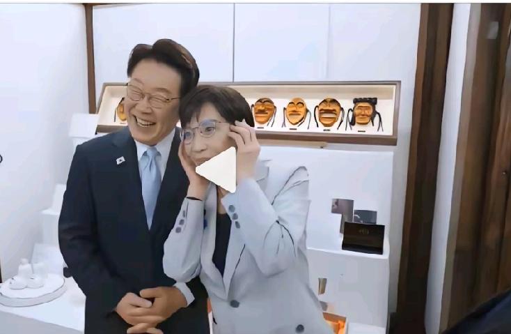 高市早苗在韩国总统面前怎么显得像个小女孩，一脸娇羞的模样。