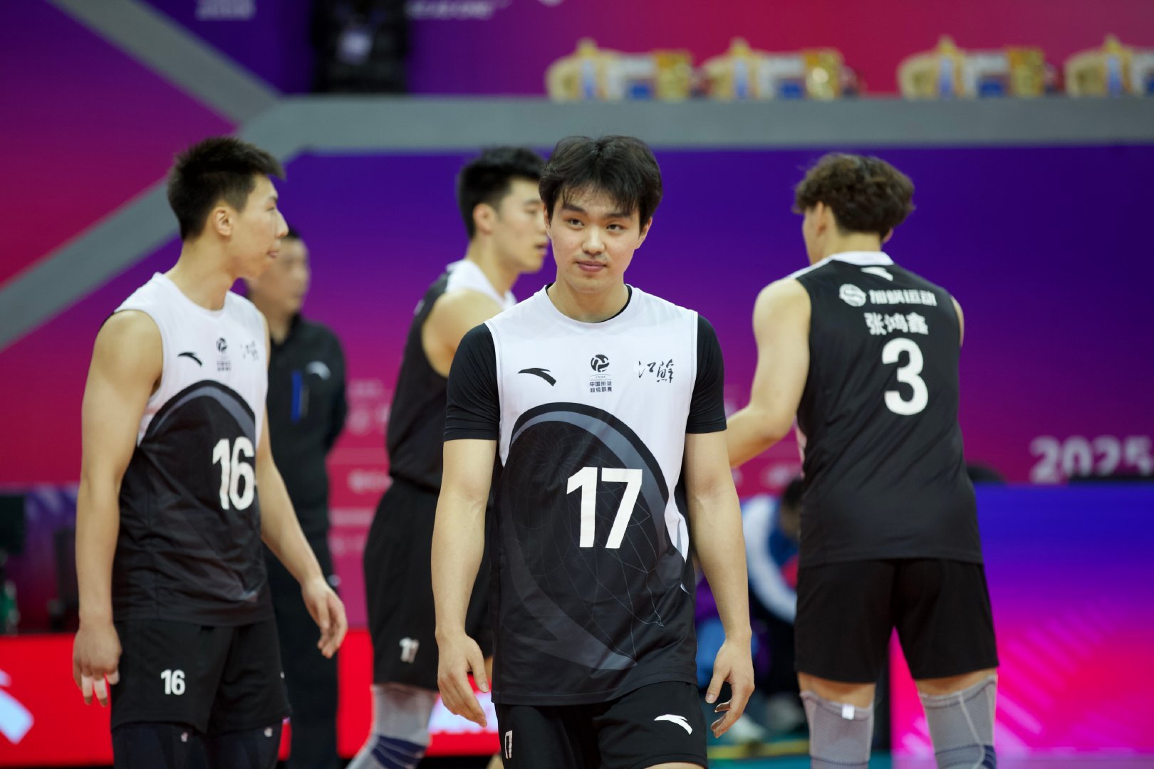 排超联赛 男排比赛日，季军赛、5-6名、7-8名的第一回合，三场比赛同时进行，谁