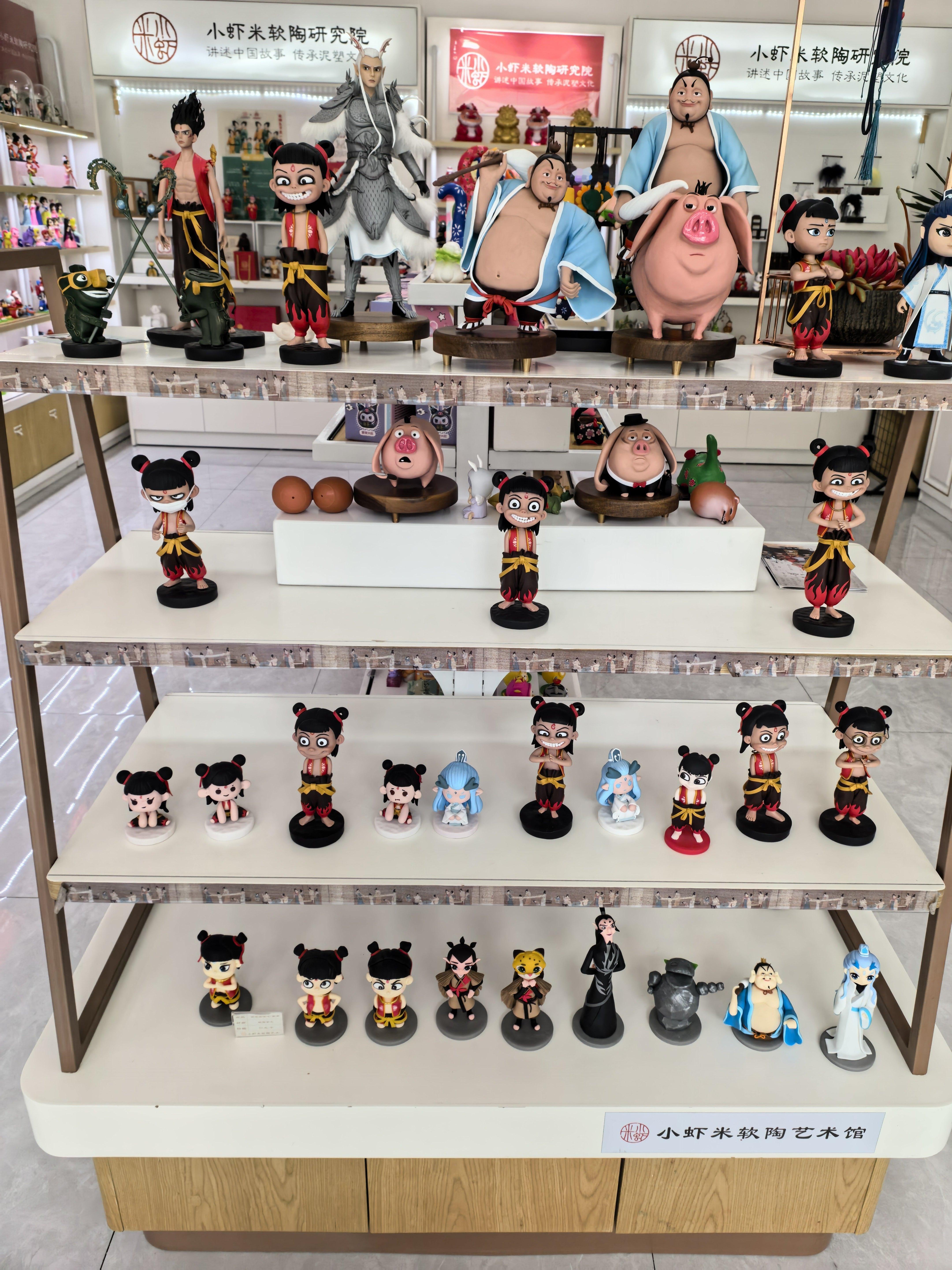淄博的小虾米软陶研究院，有点铜师傅的味道。用软陶做了很多IP艺术品，如果能够破圈