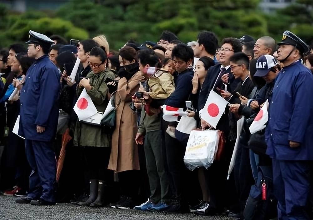 117 万广义华人住在民意对华偏负面的日本，这买卖怎么算的？
日本民调显示，超过