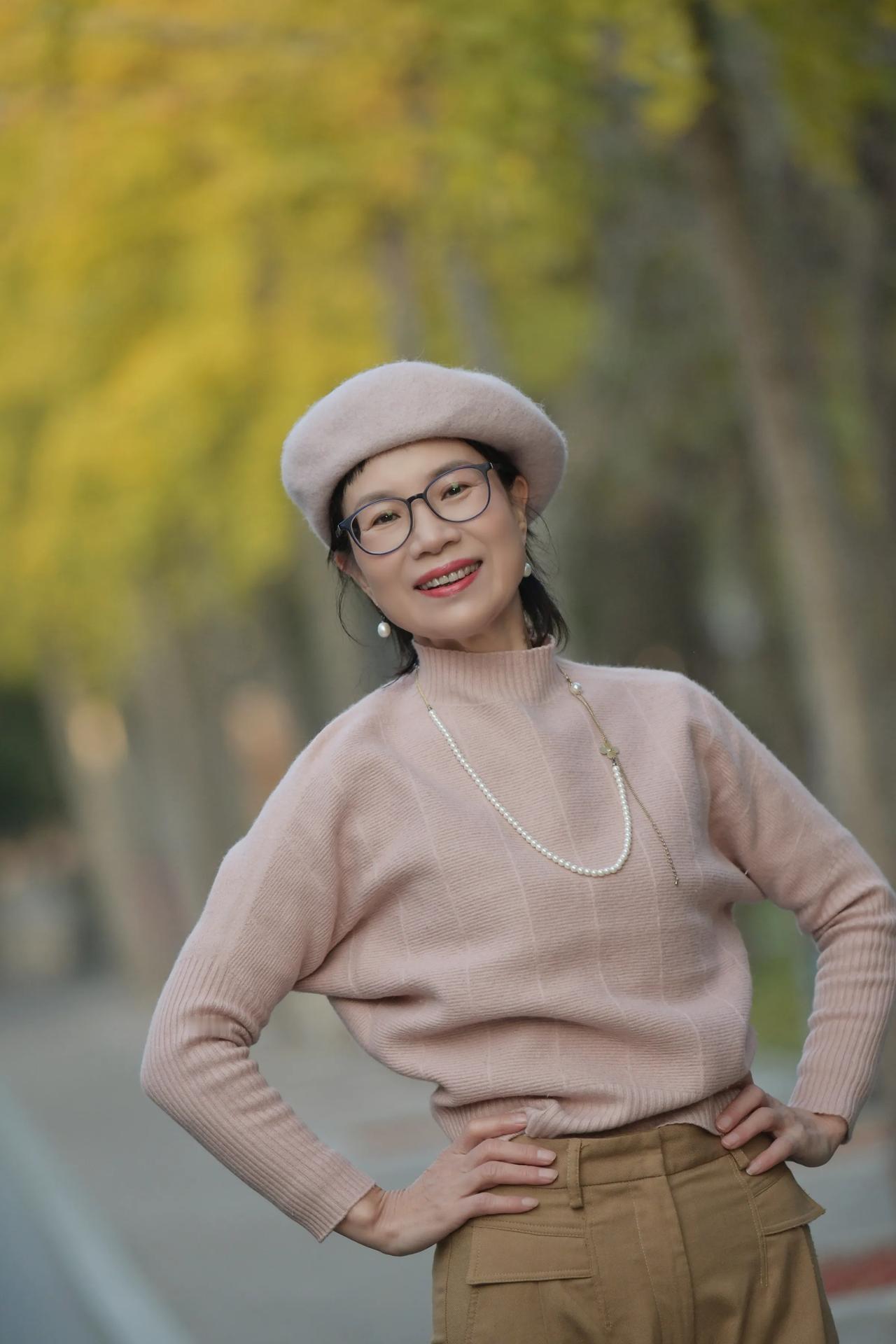 #分享一张你最近随手拍的照片吧# 深秋时节，银杏树下，快乐的时光！#随手拍黄叶美