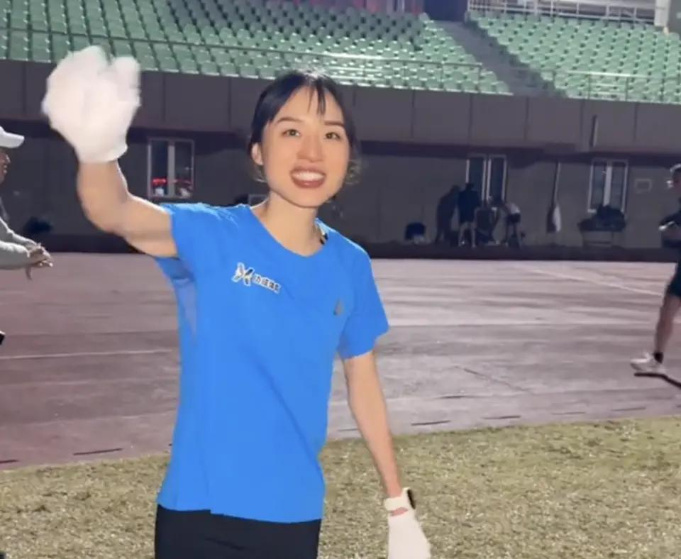 峰回路转！
2026年1月6日晚，福州体育场内，辞职仅4天的前护士张水华开启首场