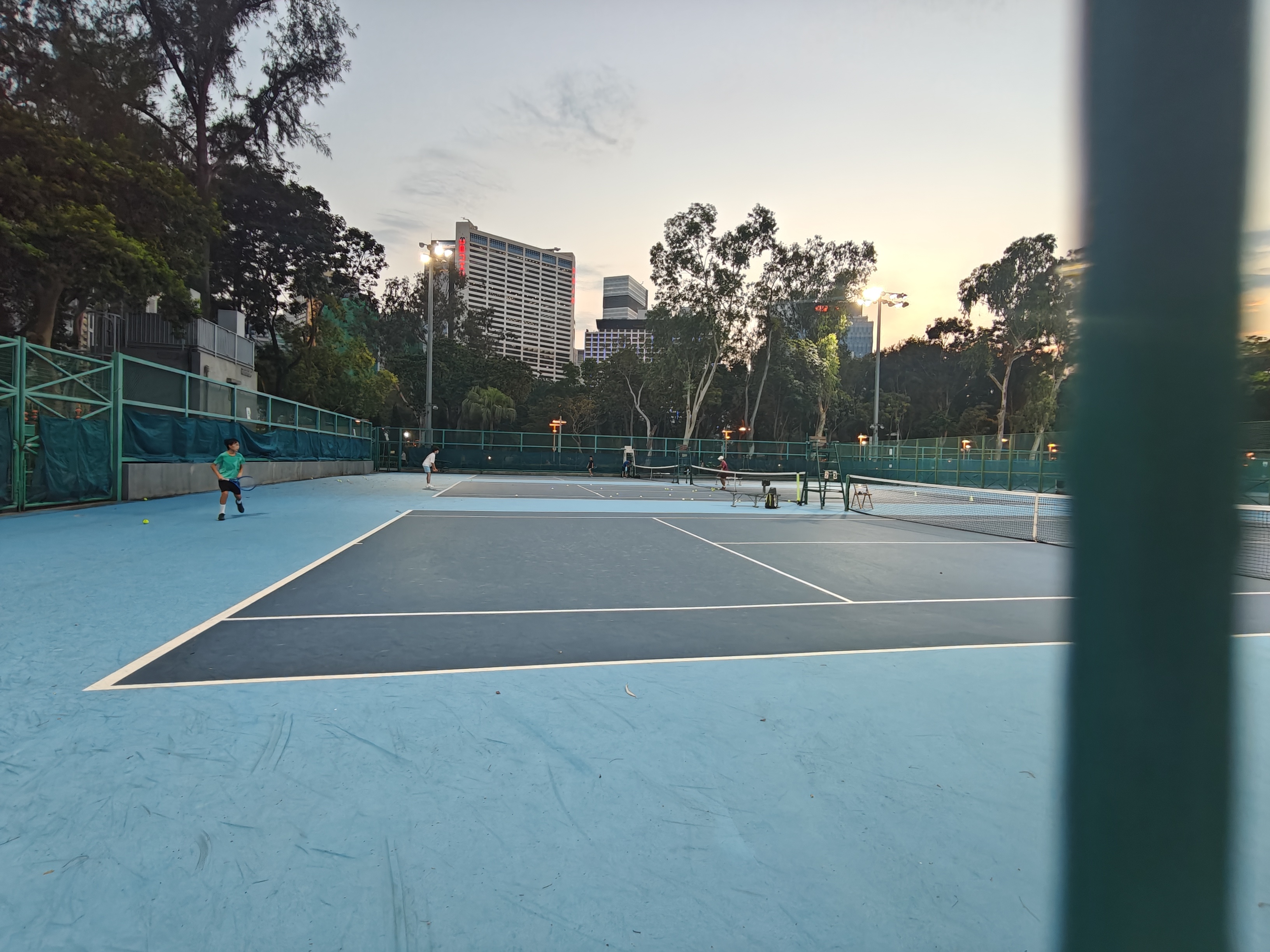 city walk到网球场，我也真的是很爱了🎾  ​​​