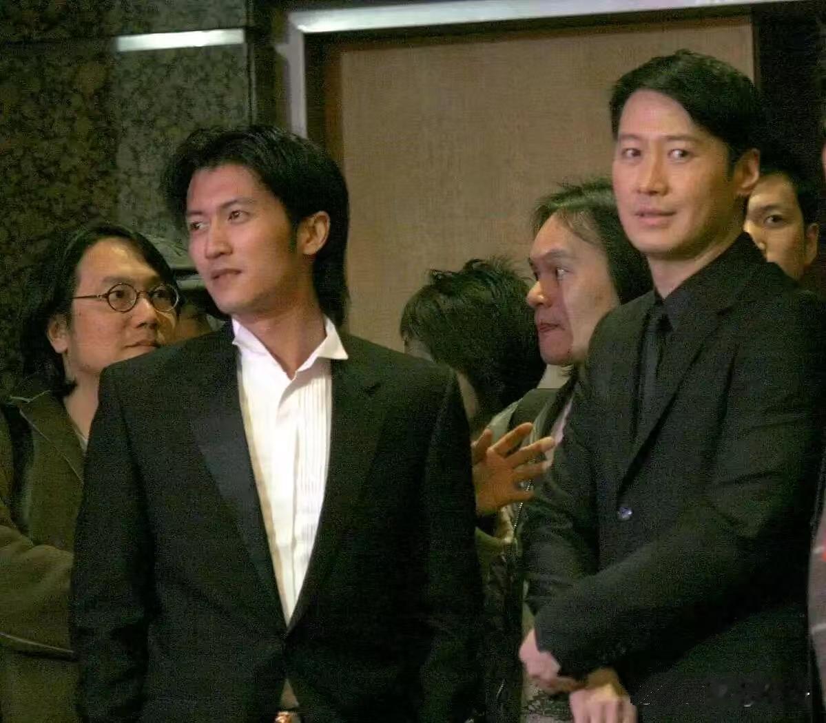 早年黎明与谢霆锋同框合照，二人笑意满满、神态松弛，颜值出众氛围感十足。 