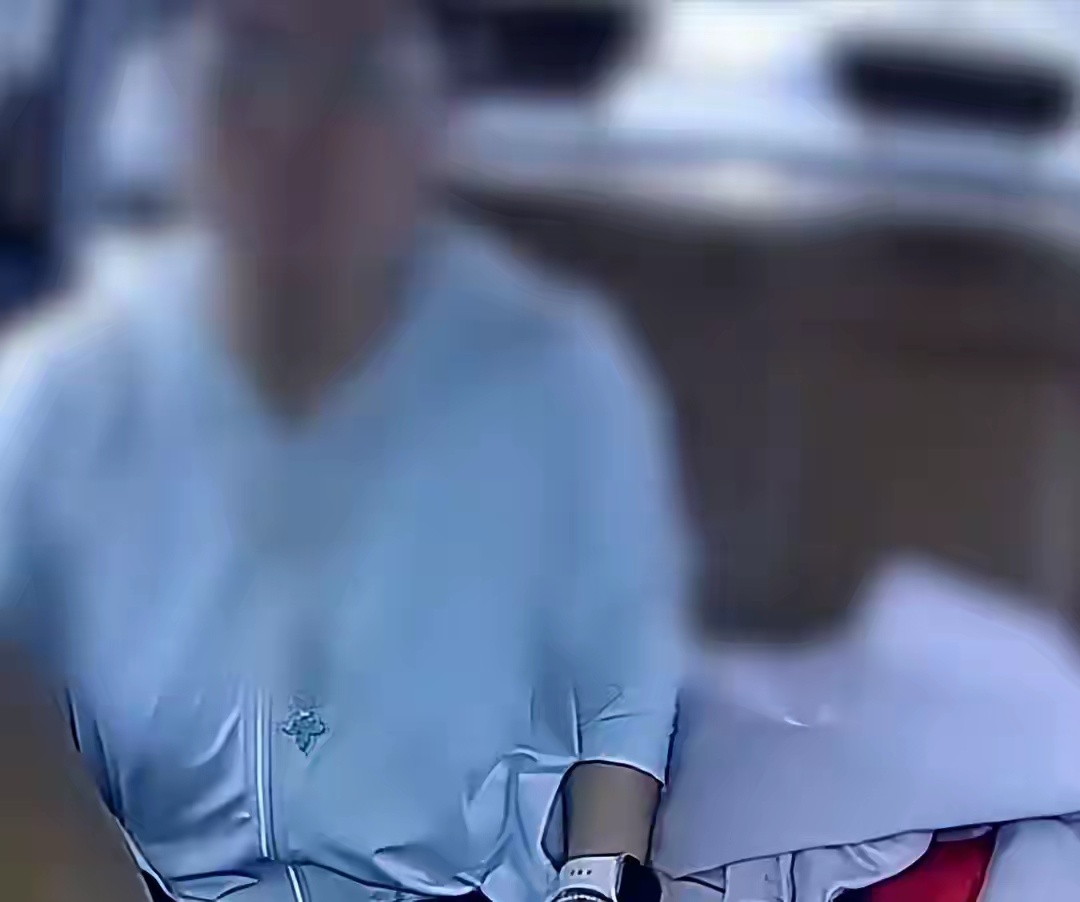 一女乘客搭顺风车回家，要求男司机搬箱上三楼，遭拒后变脸吐槽：“你真的坍上海人的台
