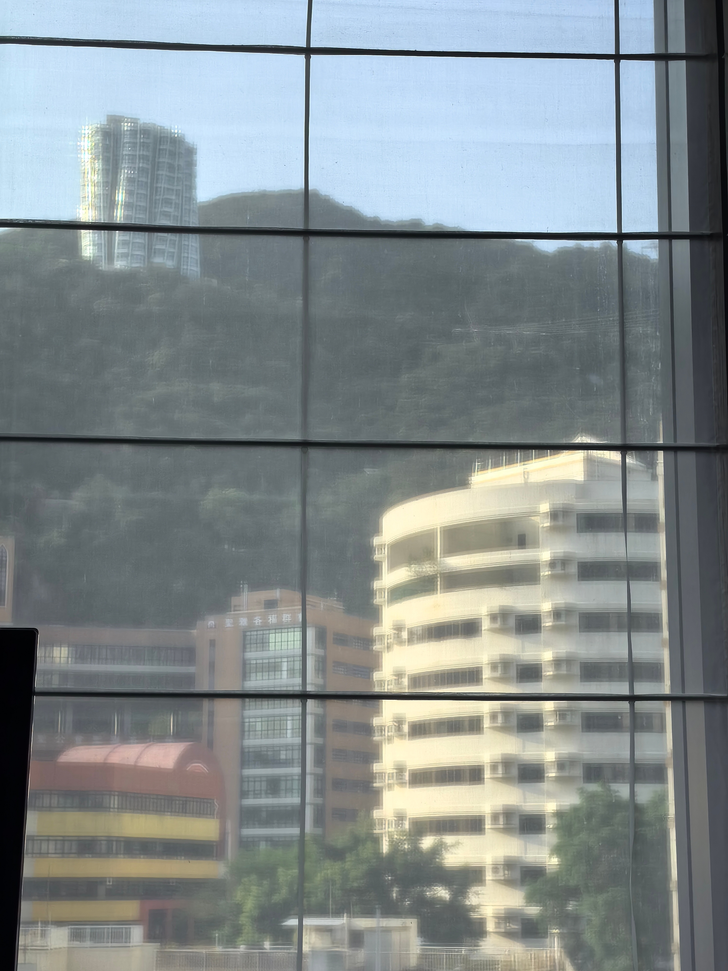 #做早饭时想# 【政治制度导致了香港的衰落】这两天在香港，看到这块地方慢慢的衰落