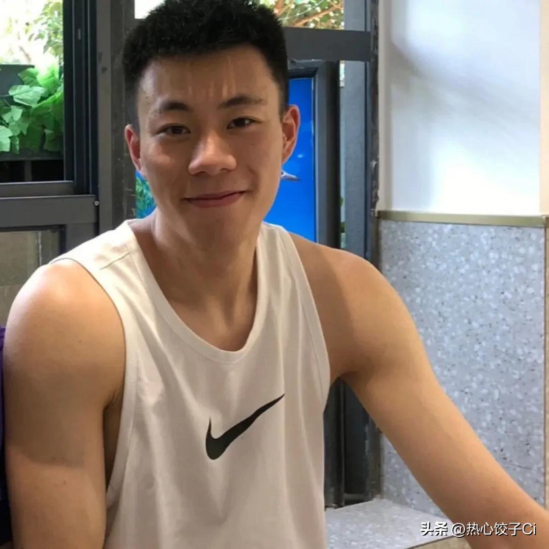 杨毅说，人家天天骂张镇麟，他之所以能够在这个行业吃上一口饭，他确实有他的父亲的帮