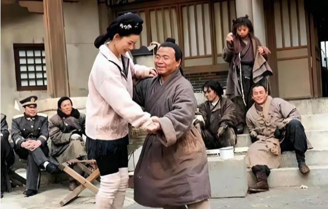 武大郎和潘金莲跳国际舞！还是第一次见
后面的武松笑的还挺坏
这是当年“水浒传”拍