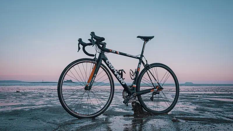 男子托运自行车因体积太长，在高铁站被工作人员拒绝带上车，“别的车站都行，只有赣县