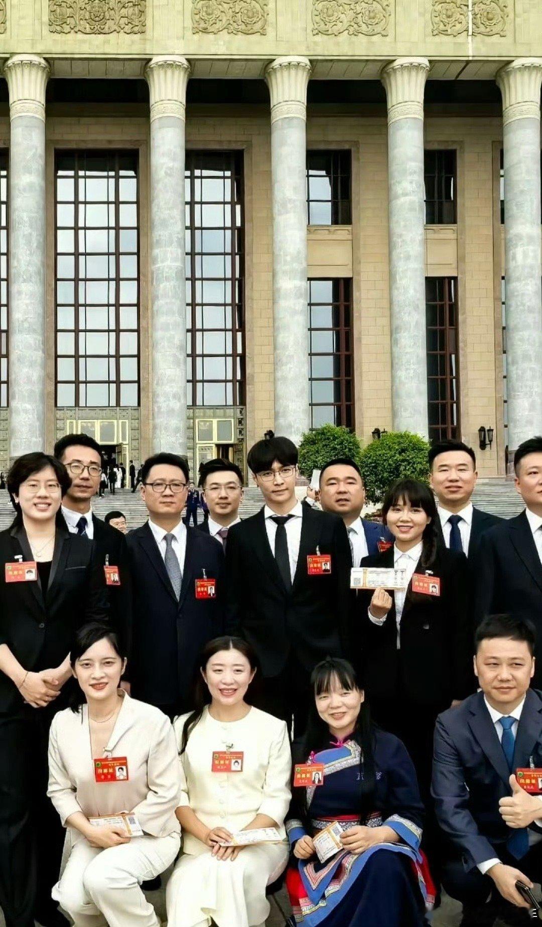 张艺兴上得大会堂下得了厨房 张艺兴“上得大会堂下得了厨房”，这就是实力与生活感并