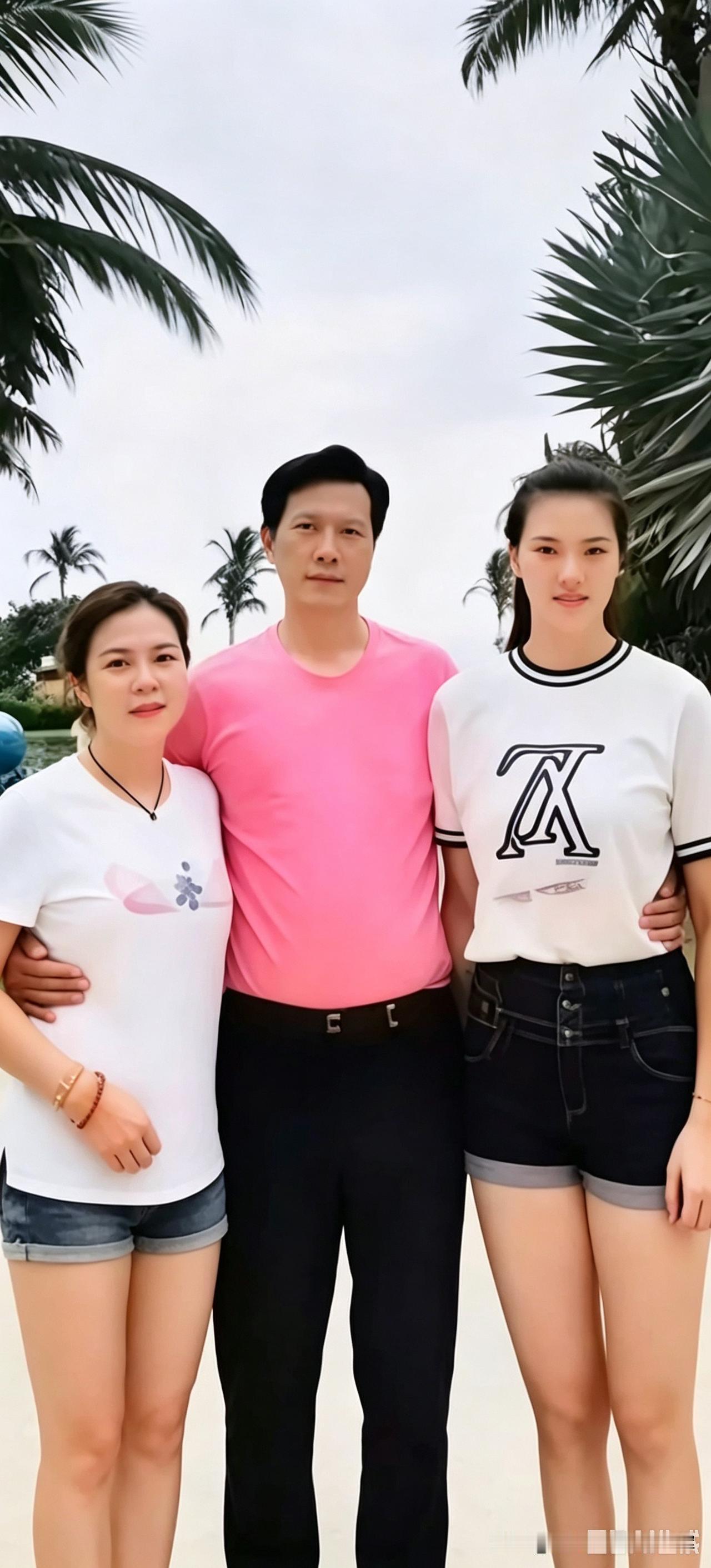 这张张常宁的全家福，让人好生羡慕！一家人的基因太出众，父母身高、颜值双双在线。