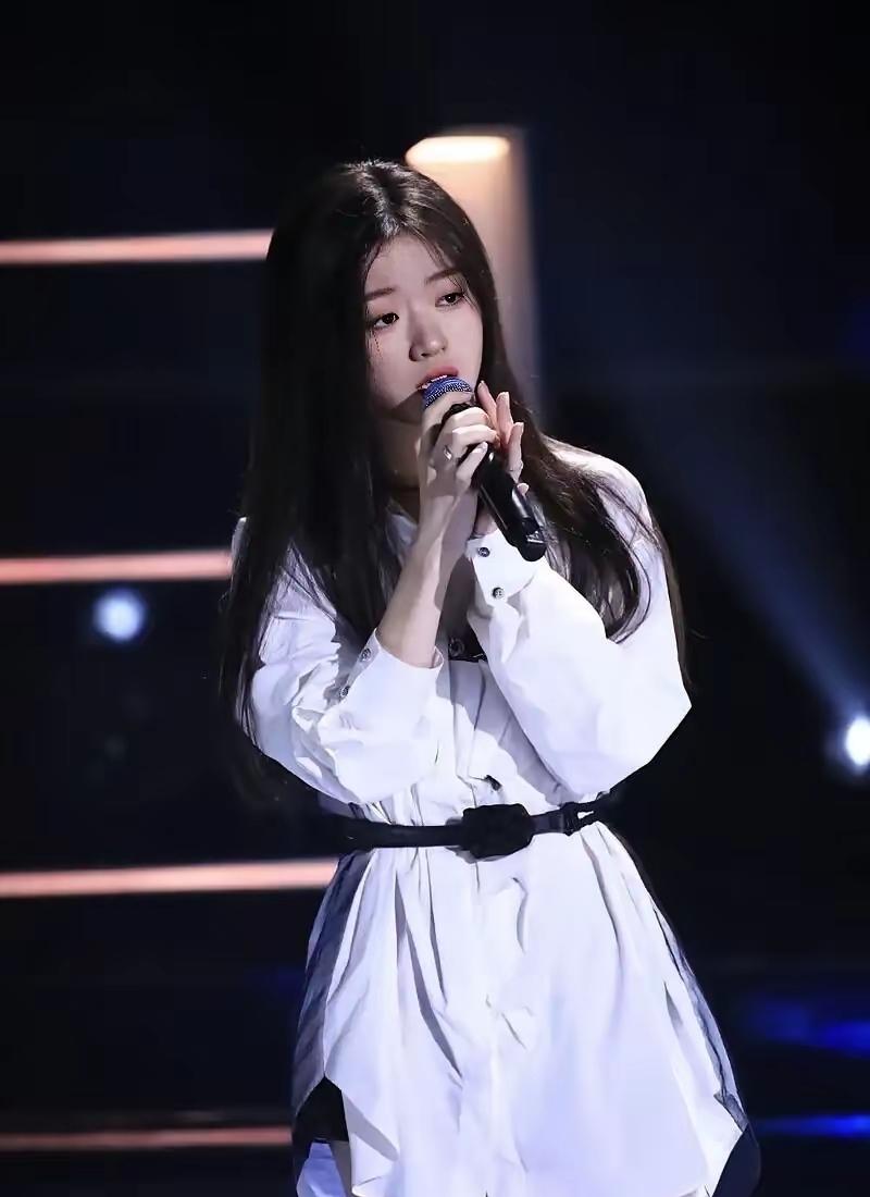 把以前清纯的单依纯还给我！
现在的单依纯都成什么鬼了？看着辣眼睛，以前的多美，是