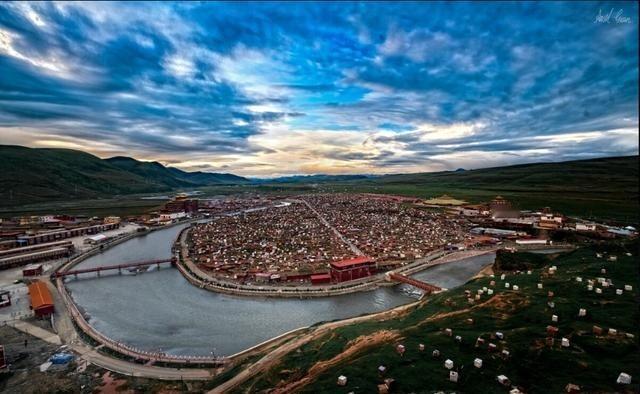 中国最大的尼姑庵——亚青寺，有2万多名女性在此苦修，这里有一个死规定：天黑之后，