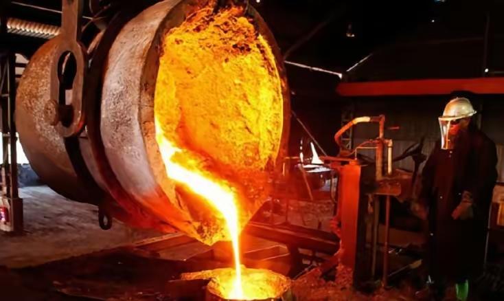 一位从事钢轨生产的长辈告诉我：90%的人不知道，我国每年报废的钢轨多达上百万吨，