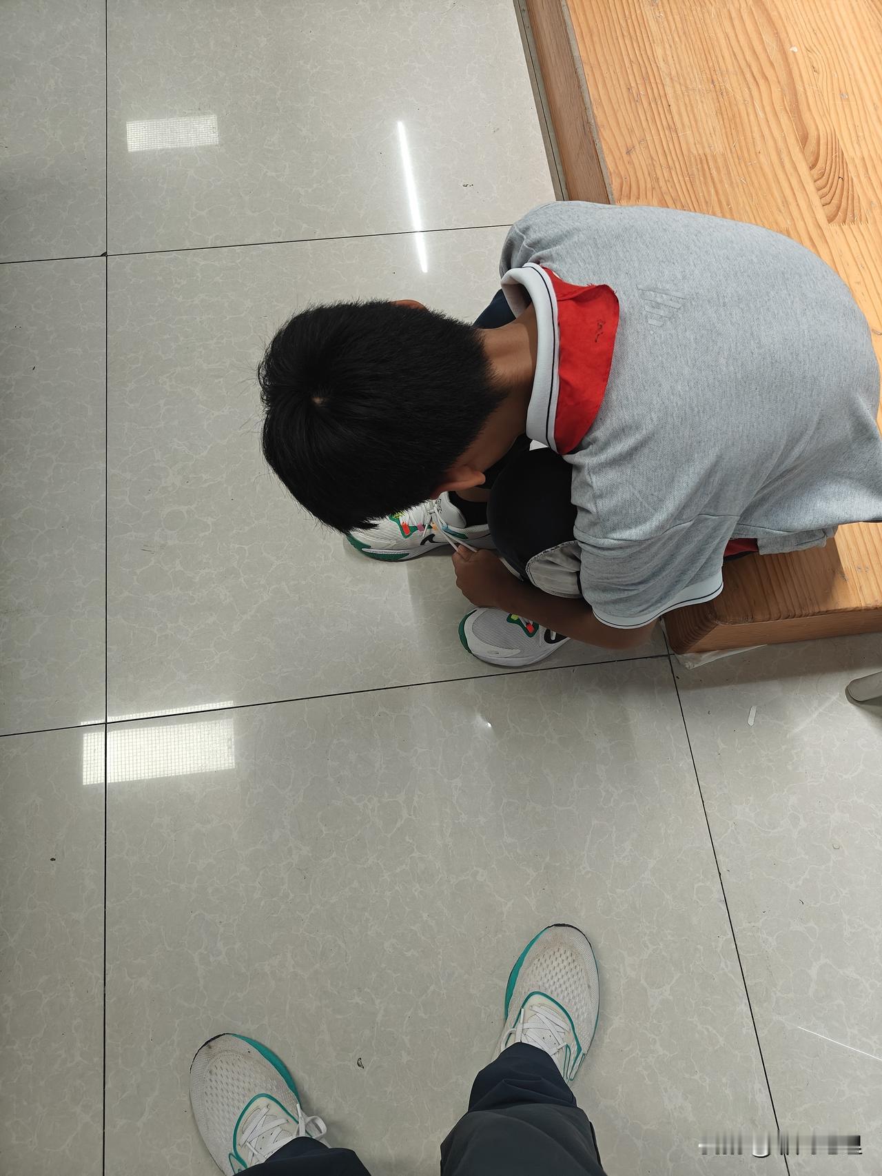 六年级的学生不会系鞋带[捂脸]
一个学生过来给我说：老师你能帮我系鞋带吗？
我有
