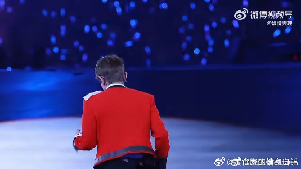 一扭头张杰又在鸟巢跑上800米了张杰鸟巢演唱会也太拼了！全程又唱又跳满场飞奔，这