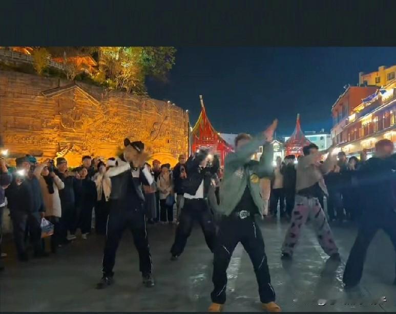 目前为止，抖音上我最佩服两个女人[比心]
​一个​是关恒的妈妈，生了6个孩子，5