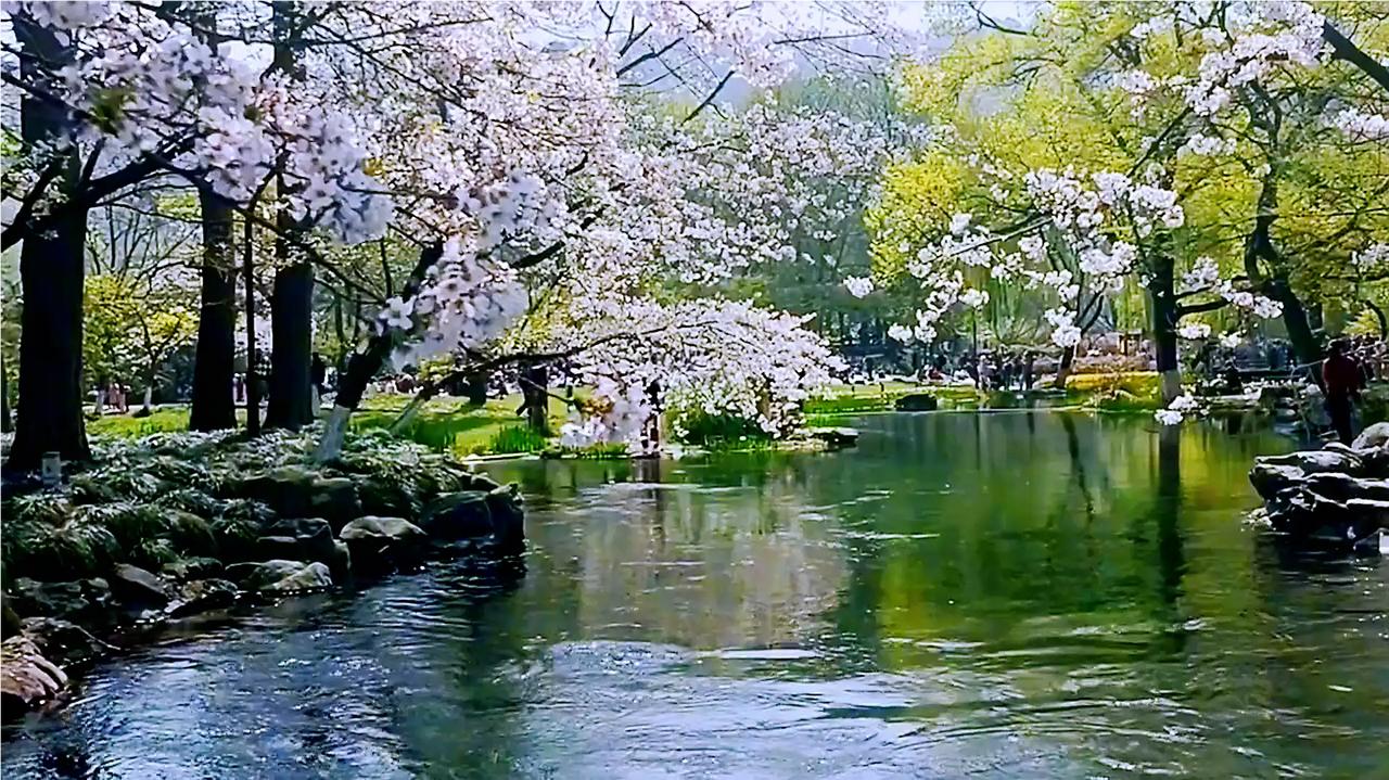 上联：牛背笛声穿暮霭，
下联：蛙声荷影入清风。
图片来源于网络，侵删！