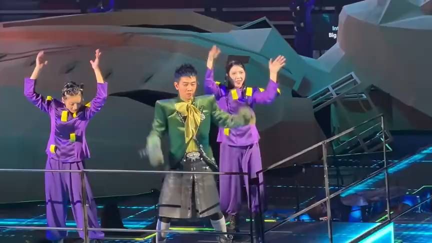 工厂小哥撞脸陈小春!眉眼五官十分相似。网友惊呼：难道是失散多年的弟弟?