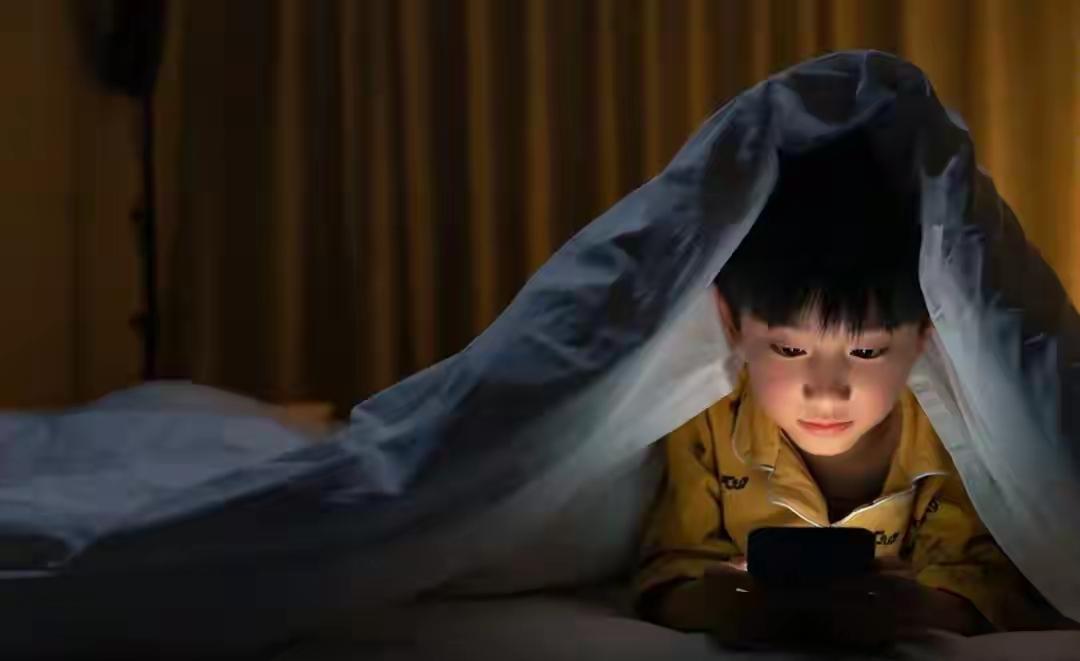 没想到！
我家小侄子才五岁，晚上就能偷偷刷短视频到凌晨一两点……

这不，全国人