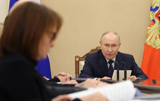 俄罗斯经济彻底拉胯了，2026年前俩月GDP直接跌了1.8%，普京实在忍不了，在