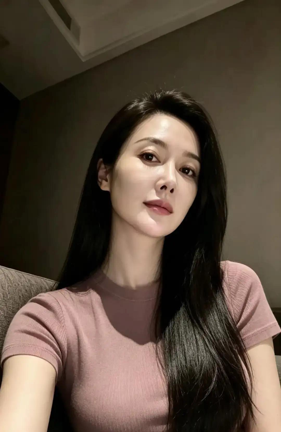 扒光了衣服跟一群陌生人坦诚相见，还要趴在那儿任由别人在全身揉搓，这种场景想想就让