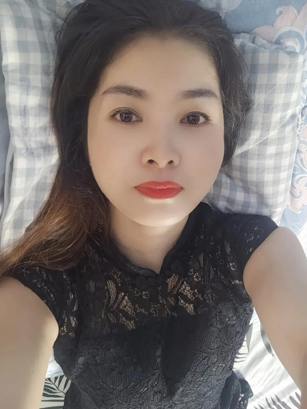 昨天吃了这么一锅小炒黄牛肉，我今天早上发现两边脸很均匀的每边长了一颗大痘，都在颧