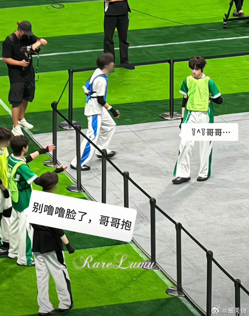 原视频看了，谁把穆祉丞这段伸手解释清楚，我感觉他就是想去抱抱安抚王橹杰。。穆祉丞