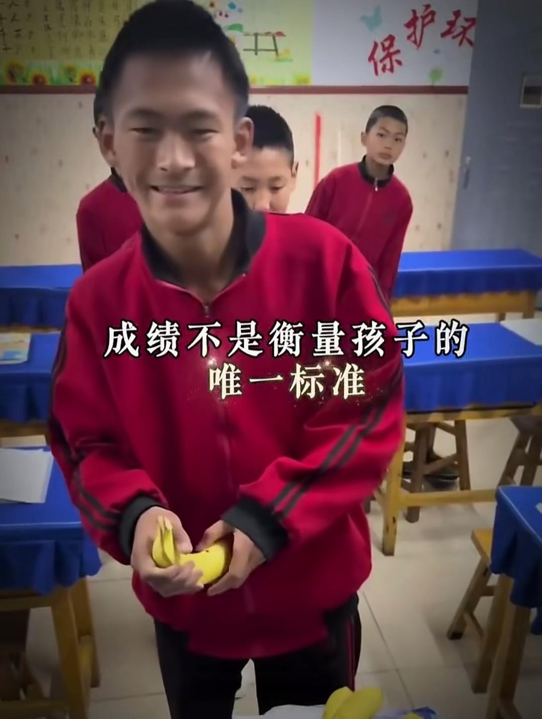 课堂发香蕉的一幕火了！老师在班里发香蕉，一堆完好的香蕉摆在桌上，同学们正陆续挑选